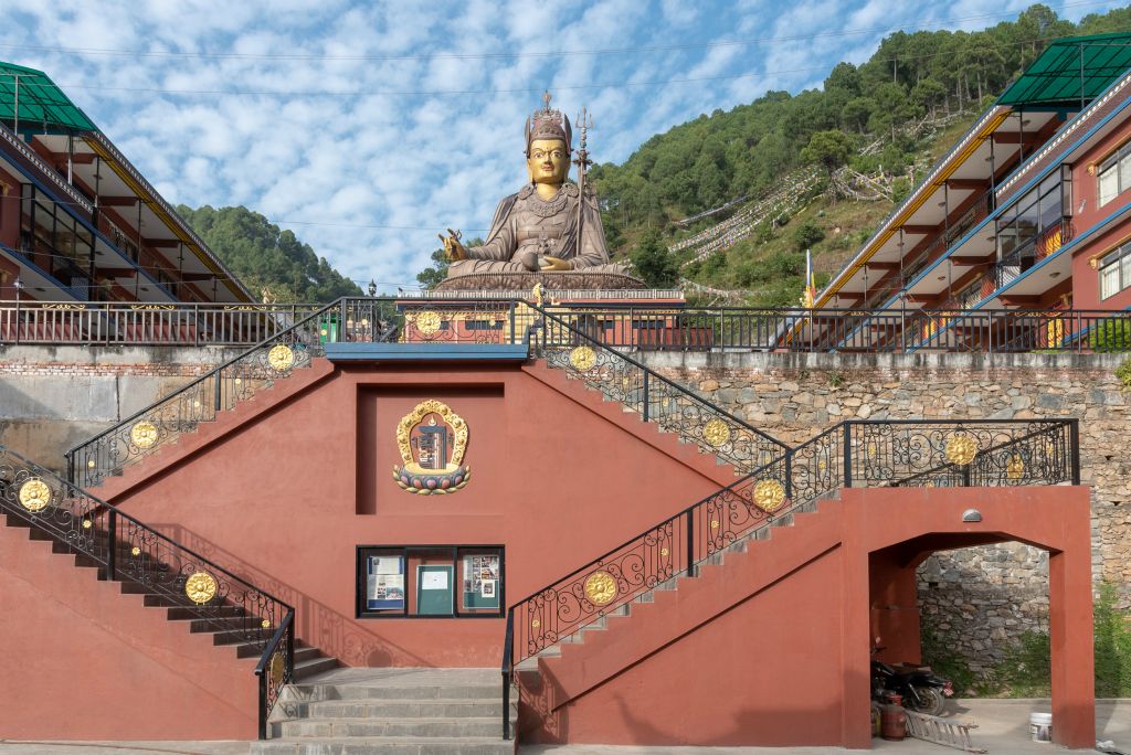 Autre monastère, en cours de réfection et l'immense statue du guru Rimpoché